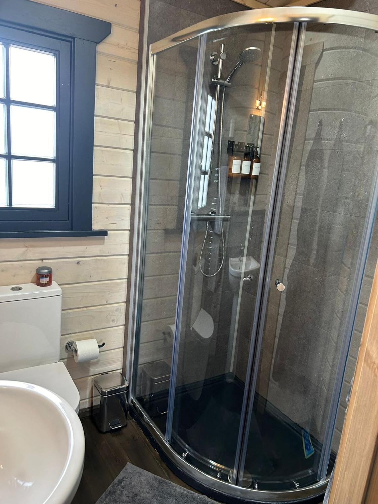 Little Rock Retreat Log With Hot Tub *